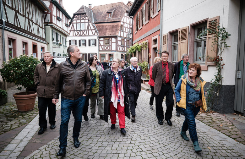 Menschen spazieren durch die Stadt Ladenburg.